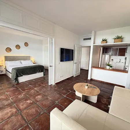 Lejlighed Bliss Apartment, Terrace, Pool &